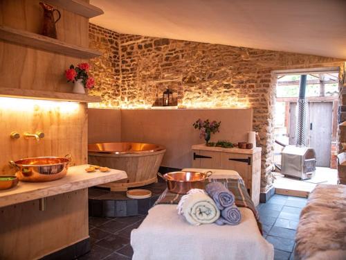 Posezení v ubytování Giant Yurt Sleeping 8 with Spa, Catering, Walled Gardens, Nature Reserve, Free Parking