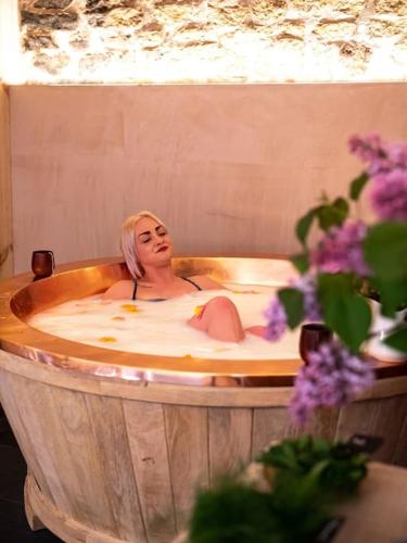 Hosté ubytování Giant Yurt Sleeping 8 with Spa, Catering, Walled Gardens, Nature Reserve, Free Parking