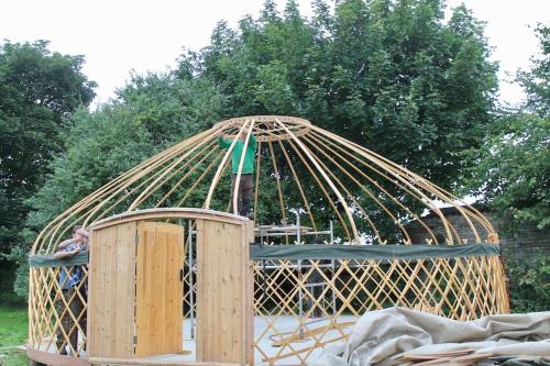 Zahrada ubytování Giant Yurt Sleeping 8 with Spa, Catering, Walled Gardens, Nature Reserve, Free Parking