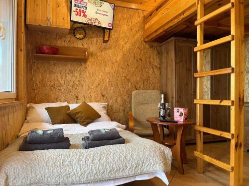 ein Schlafzimmer mit einem Bett mit Kissen darauf in der Unterkunft STUDIO HOUSE in Serock