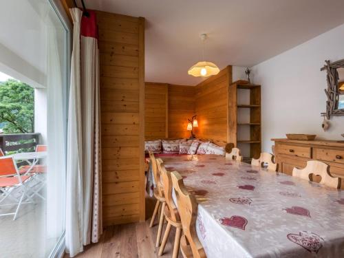 une salle à manger avec une grande table et des chaises dans l'établissement Appartement familial au pied des pistes, 3 chambres, 2 salles de bain, garage - Proche village - FR-1-437-34, à La Clusaz