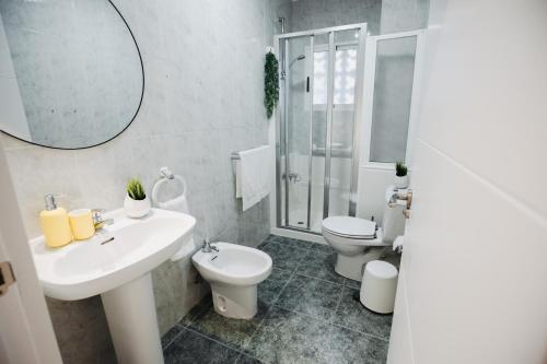 La salle de bains est pourvue d'un lavabo, de toilettes et d'un miroir. dans l'établissement MIEL. Céntrico, bonito, cómodo, à Calp