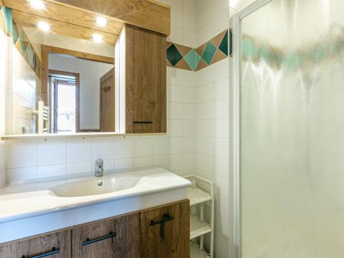 une salle de bain avec un lavabo et une douche dans l'établissement Appartement 4 Pièces au Centre du Village - Proche Pistes, Wi-Fi, Parking, Balcon - FR-1-437-24, à La Clusaz