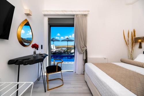 um quarto de hotel com uma cama, uma secretária e uma vista em Villa Concha Con Perla em Monolithos