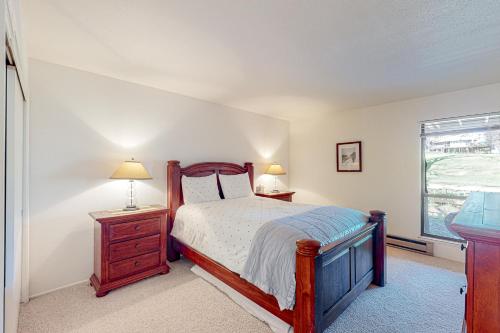 um quarto com uma cama, uma cómoda e uma janela em Haus on Hole Five em Groveland