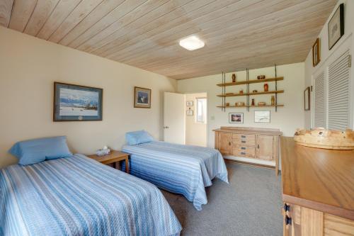 Kuchyň nebo kuchyňský kout v ubytování Spacious Plymouth Hideaway on Acreage with Lake!