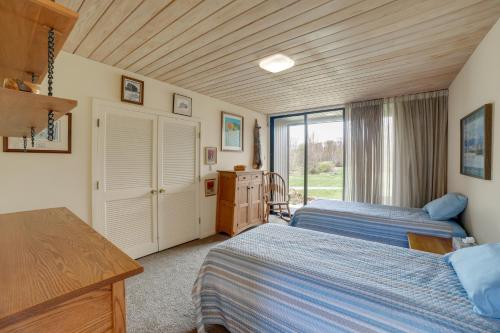 Postel nebo postele na pokoji v ubytování Spacious Plymouth Hideaway on Acreage with Lake!
