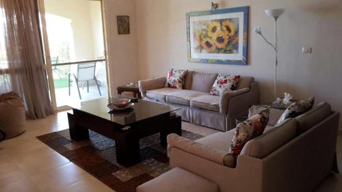 Sala de estar con 2 sofás y mesa de centro en La Vista 6 Ain Sokhna Chaleh, en Ain Sokhna