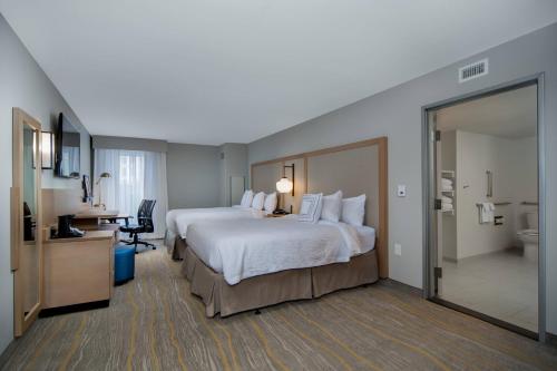 Habitación de hotel con cama grande y baño. en Fairfield Inn & Suites Fort Worth Downtown/Convention Center en Fort Worth