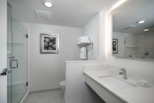 Baño blanco con lavabo y aseo en Fairfield Inn & Suites Fort Worth Downtown/Convention Center en Fort Worth
