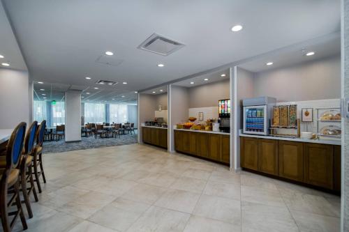 un restaurante con barra y sillas en una habitación en Fairfield Inn & Suites Fort Worth Downtown/Convention Center, en Fort Worth