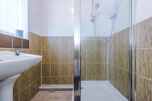 a bathroom with a shower and a sink at Charming 3-Bedroom Home in Liverpool - FREE Parking in Deysbrook