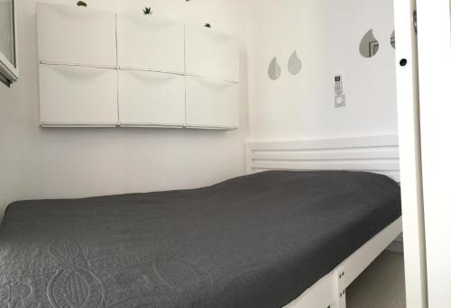 - une chambre avec un lit et des armoires blanches dans l'établissement La Pinède Calvi, à Calvi