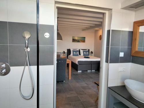 a bathroom with a shower and a bed in a room at B&B Veers Buuten in Veere