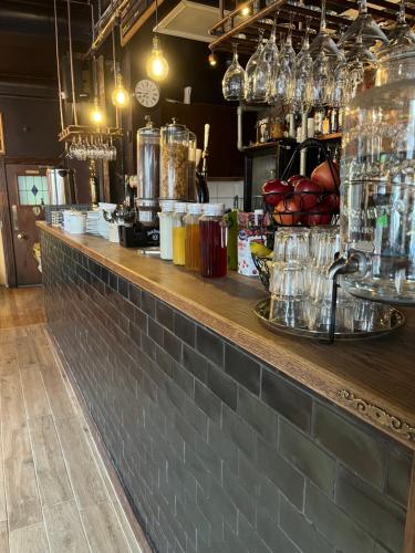 un bar dans un restaurant avec des verres sur le comptoir dans l'établissement The Walrus Bar and Hostel, à Londres