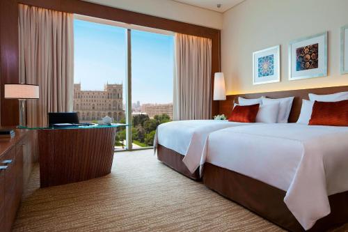 pokój hotelowy z dużym łóżkiem i dużym oknem w obiekcie JW Marriott Absheron Baku Hotel w mieście Baku