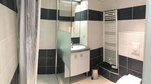 une salle de bain avec un lavabo et un miroir dans l'établissement La Pinède Calvi, à Calvi