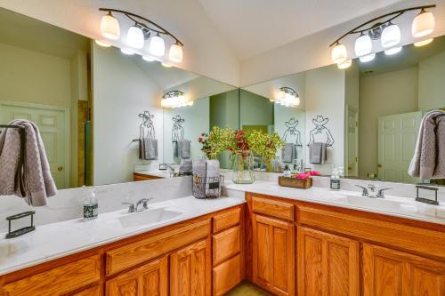 een badkamer met 2 wastafels en 2 spiegels bij Pet-Friendly Waxahachie Vacation Home with Backyard! in Waxahachie