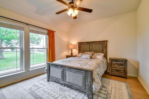 1 dormitorio con 1 cama y ventilador de techo en Pet-Friendly Waxahachie Vacation Home with Backyard!, en Waxahachie
