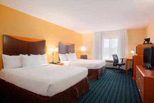 Habitación de hotel con 2 camas y TV en Fairfield Inn & Suites Columbia Northeast, en Columbia