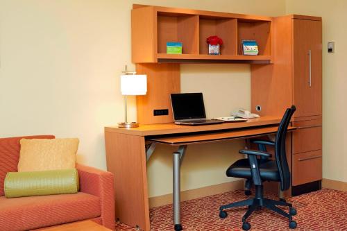 una oficina con escritorio, ordenador portátil y silla en TownePlace Suites by Marriott Bloomington, en Bloomington