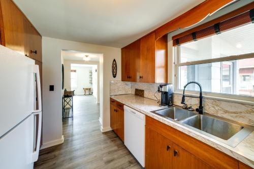 uma cozinha com um lavatório e uma janela em Columbia City Vacation Rental with Lake Access em Columbia City