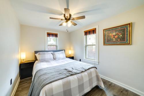 Ένα ή περισσότερα κρεβάτια σε δωμάτιο στο Columbia City Vacation Rental with Lake Access