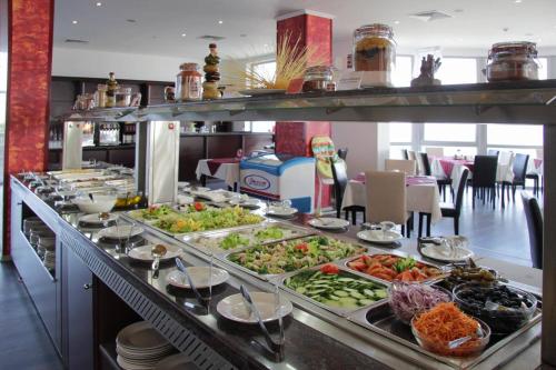 ein Buffet mit vielen verschiedenen Speisen in der Unterkunft Moonlight Hotel - All Inclusive in Sweti Wlas