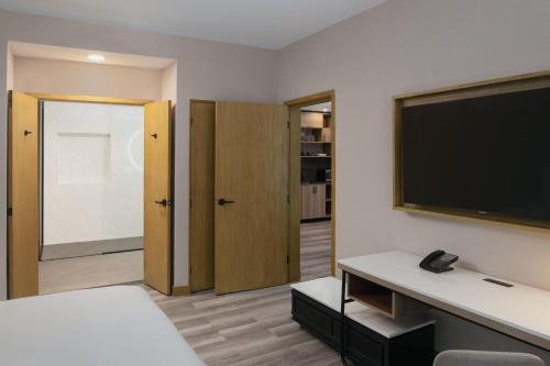 Μια τηλεόραση ή/και κέντρο ψυχαγωγίας στο Courtyard by Marriott Santo Domingo