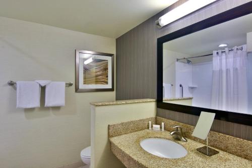 La salle de bains est pourvue d'un lavabo et d'un miroir. dans l'établissement Courtyard by Marriott Clarksville, à Clarksville
