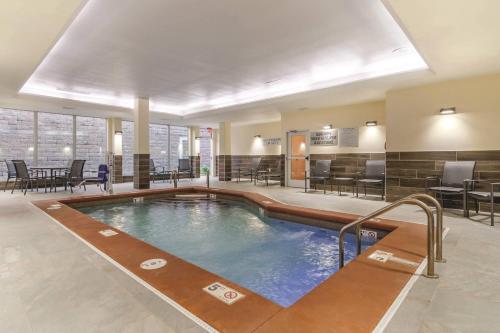 蕭尼的住宿－Fairfield Inn & Suites by Marriott Kansas City Shawnee，酒店大堂中央的游泳池
