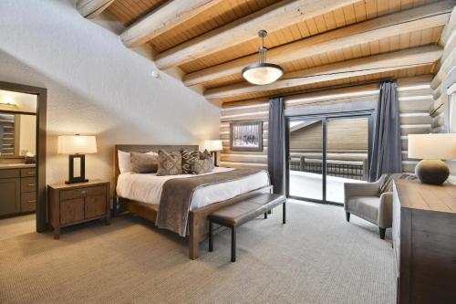 een grote slaapkamer met een bed en een raam bij Temptation #7 in Park City