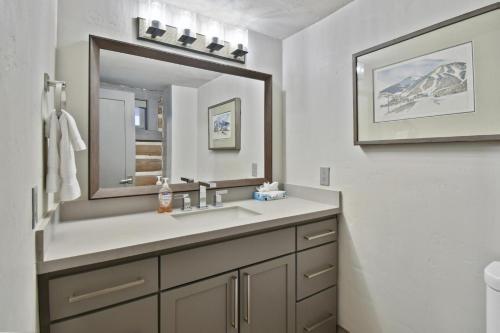 een badkamer met een wastafel en een spiegel bij Temptation #7 in Park City
