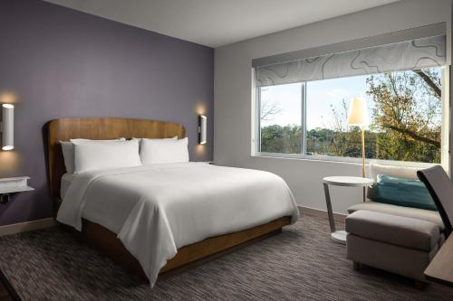 Un dormitorio con una cama grande y una ventana en Element Baton Rouge South en Baton Rouge