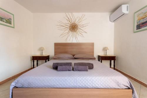 sypialnia z dużym łóżkiem i 2 szafkami nocnymi w obiekcie Tiria House Bosa - Casa Vacanze w mieście Bosa