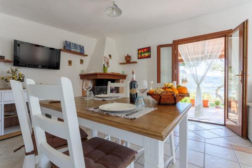 博薩的住宿－Tiria House Bosa - Casa Vacanze，厨房配有带一碗水果的桌子