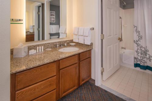 y baño con lavabo y ducha. en Residence Inn Arlington Rosslyn en Arlington