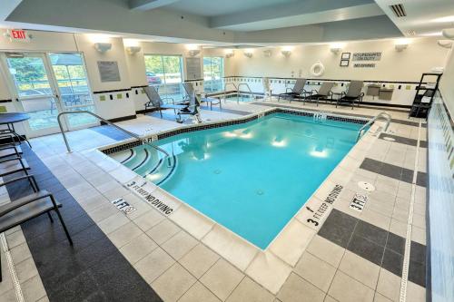une grande piscine dans le hall de l'hôtel dans l'établissement Fairfield Inn & Suites by Marriott Harrisburg West/New Cumberland, à New Cumberland