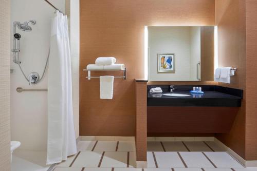uma casa de banho com um lavatório e um espelho em Fairfield by Marriott Niagara Falls em Niagara Falls