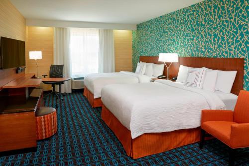 Habitación de hotel con 2 camas y escritorio en Fairfield by Marriott Niagara Falls, en Niagara Falls