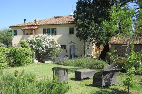 MontelopioにあるA Casa di Lizzy B&Bの庭に椅子のある庭付きの家