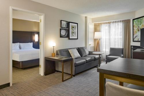 Habitación de hotel con cama y sofá en Residence Inn Eugene Springfield, en Eugene