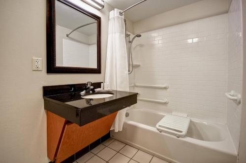 北普拉特的住宿－萬豪北普拉特菲爾費爾德酒店及套房，一间带水槽、浴缸和卫生间的浴室