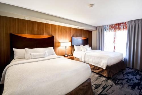 ein Hotelzimmer mit 2 Betten und einem Fenster in der Unterkunft Fairfield Inn and Suites by Marriott North Platte in North Platte