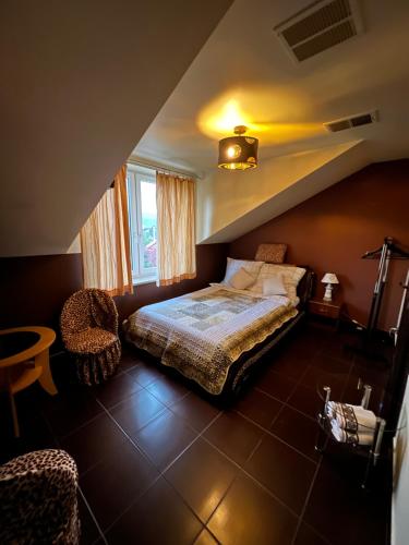 Un pat sau paturi într-o cameră la Apartamenty Południe BB