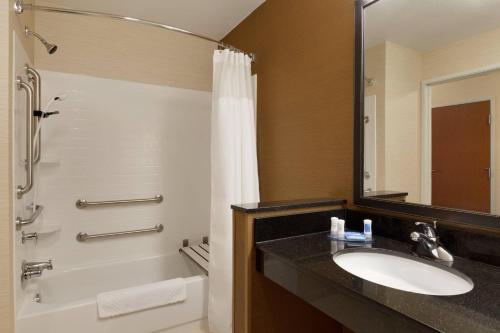 La salle de bains est pourvue d'un lavabo, d'une baignoire et d'une douche. dans l'établissement Fairfield Inn & Suites Bismarck North, à Bismarck