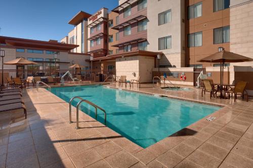 Residence Inn by Marriott Phoenix Gilbert tesisinde veya buraya yakın yüzme havuzu