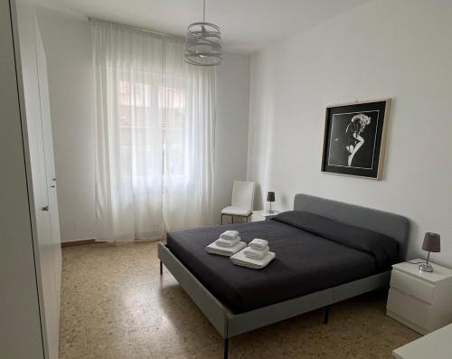 sypialnia z łóżkiem z dwoma ręcznikami w obiekcie Manubella Appartamento 5 vani con giardino w mieście La Spezia