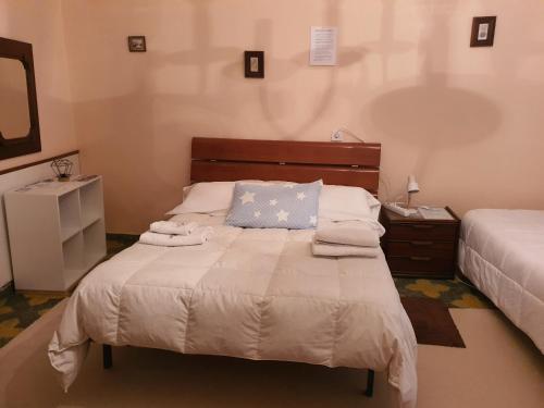 Un dormitorio con una cama con una almohada azul. en Casa Dora Duero en Zamora