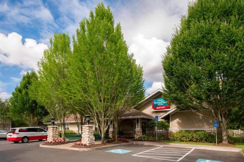 TownePlace Suites by Marriott Portland Hillsboro في هيلزبورو: مطعم الوجبات السريعة يوجد به اشجار في مواقف السيارات